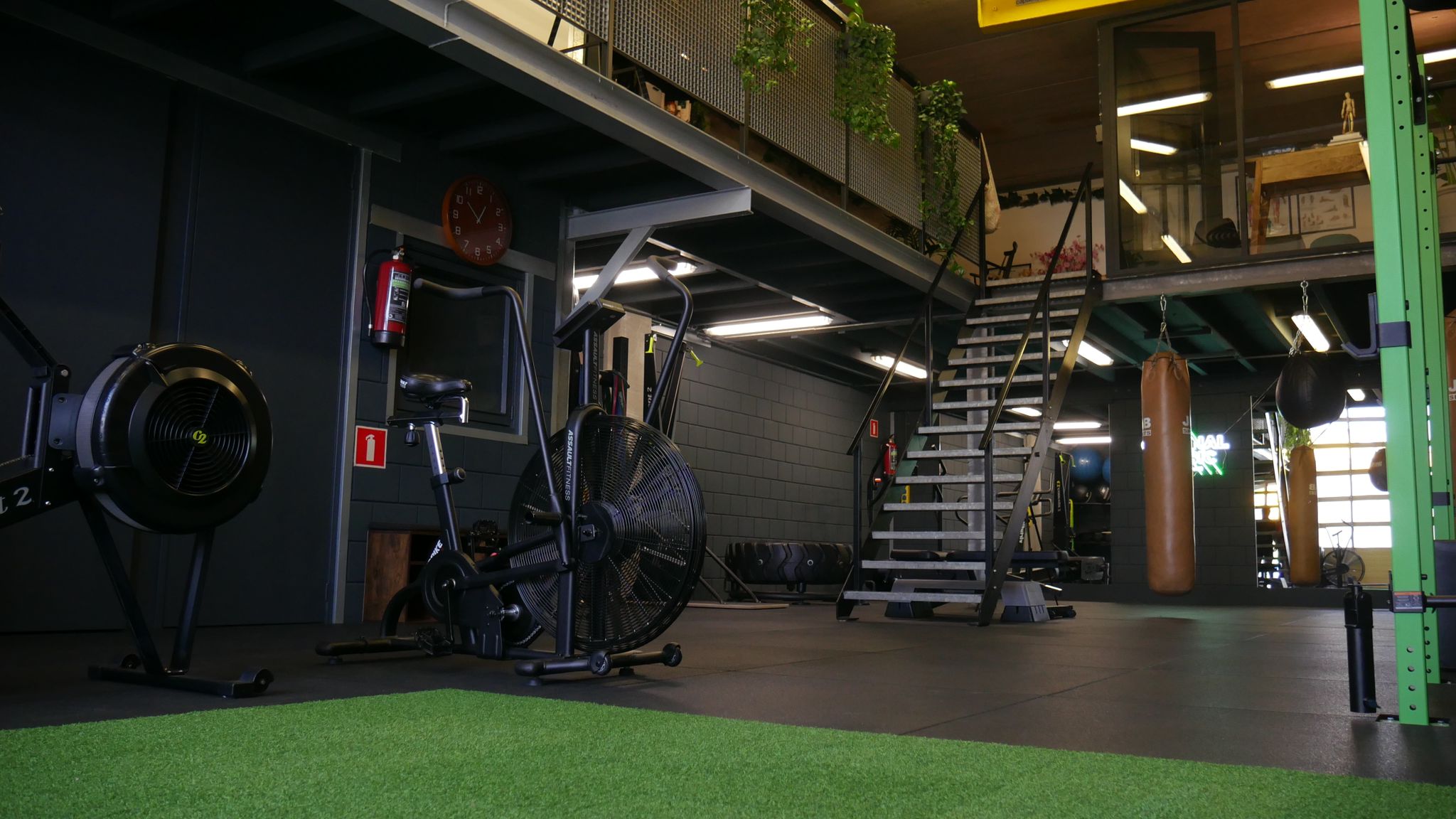 De trainingsvloer met het groene rek en de trainingsmaterialen