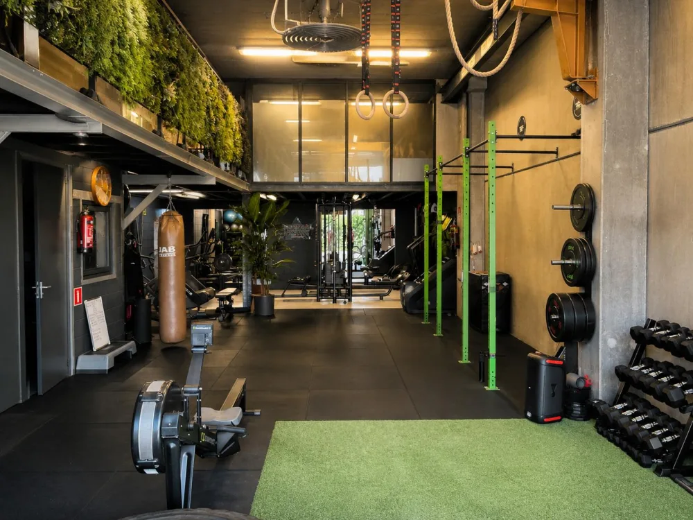 De begane grond met het groene trainingsrek